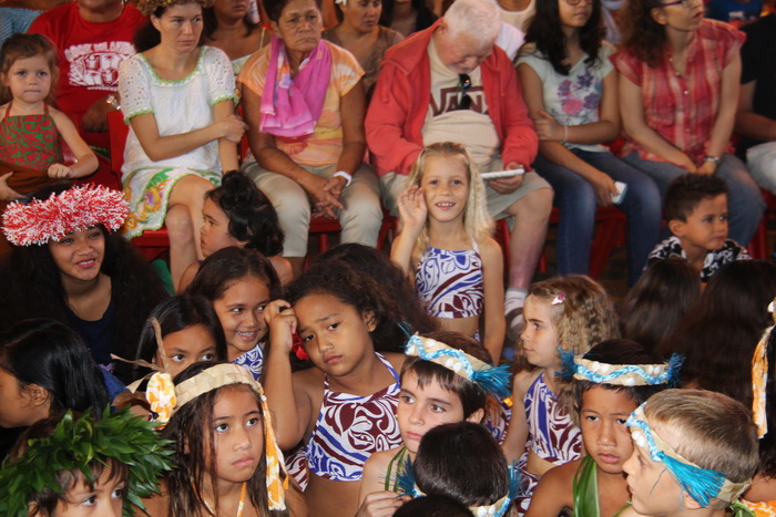 girls waiting to start to danse