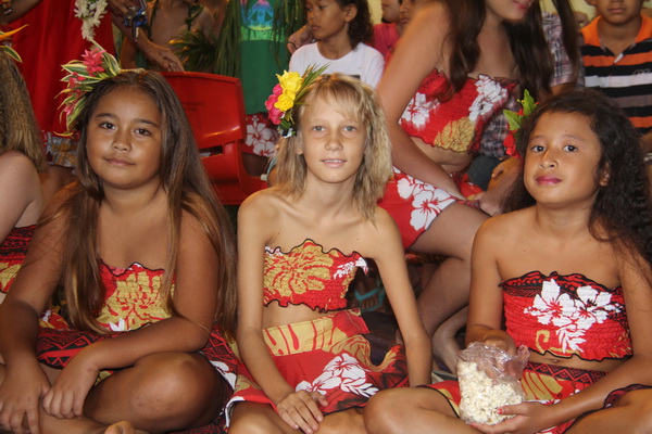 three girls waiting to start to danse