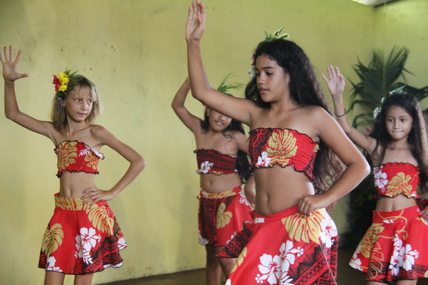 Girls dansing polynesian danse