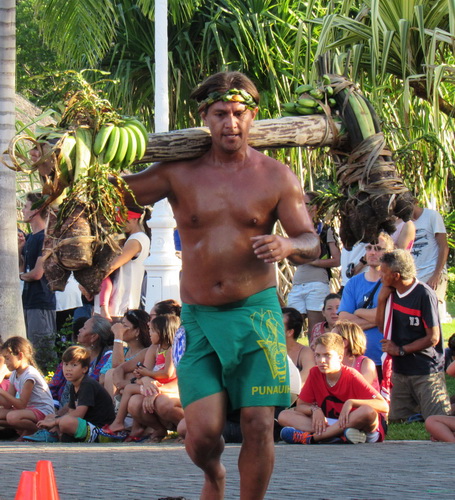 polynesian athlet running with bananas